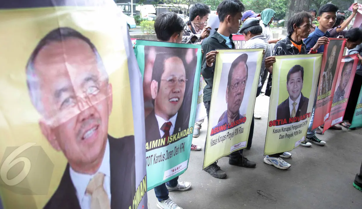 Gambar sejumlah politisi dibawa saat aksi di depan kantor KPK, Jakarta, Rabu (10/6/2015). Massa mendesak KPK untuk segera mengusut kasus tindak pidana korupsi yang melibatkan sejumlah mantan pejabat negara. (Liputan6.com/Helmi Afandi)