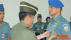 Citizen6, Surabaya: Bertindak sebagai Inspektur Upacara, Kapusdiklat Bahasa Kemhan Brigjen TNI Yoedhi Swastanto, menyematkan tanda siswa kepada salah satu personel TNI AL. (Pengirim: Kobangdikal).