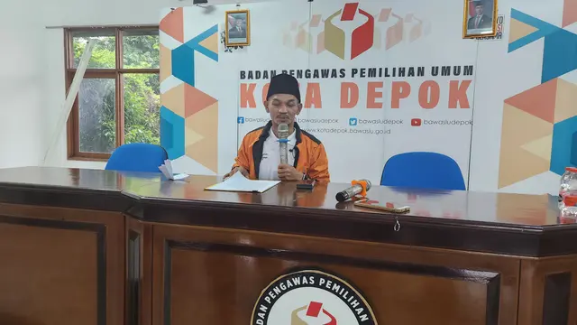 Koordinator Divisi Pencegahan, Partisipasi Masyarakat dan Humas Bawaslu Kota Depok, Andriansyah saat ditemui di kantor Bawaslu Depok.