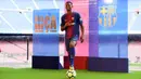 Bek asal Portugal, Nelson Semedo, bersiap juggling saat diperkenalkan sebagai pemain Barcelona di Stadion Camp Nou, Katalonia, Jumat (14/7/2017). Pemain 23 tahun itu didatangkan dari Benfica dengan harga 26,2 juta poundsterling. (AFP/Lluis Gene)
