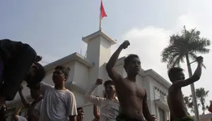 Para partisipan peringatan 70 tahun perobekan bendera Belanda di depan Hotel Yamato yang kini bernama Hotel Majapahit di Jalan Tunjungan Surabaya, Sabtu (19/9/2015). (Liputan6.com/Dian Kurniawan)