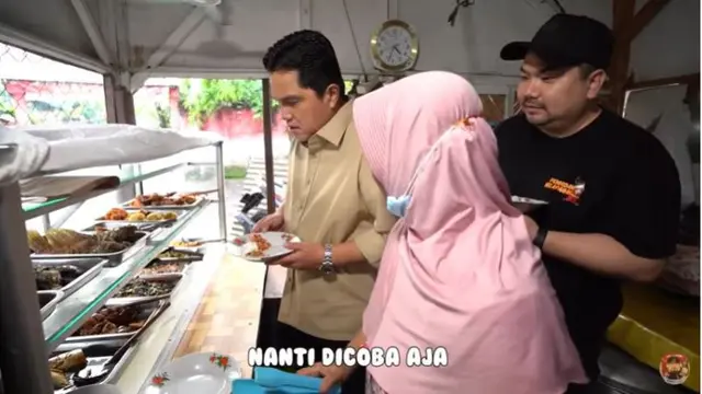 Makan Bareng Nex Carlos, Erick Thohir Santap Sayur Asam dan Jengkol Balado