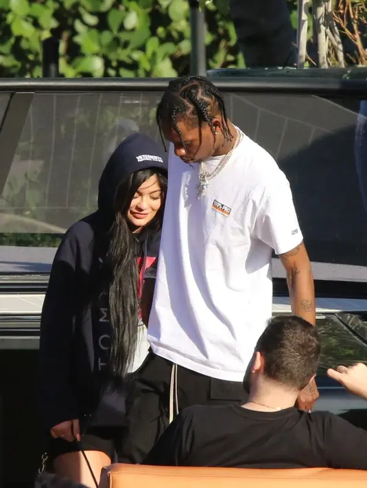 Sepertinya Kylie Jenner dan Travis Scott tengah merindukan waktu berdua usai menyembunyikan kehamilan. (People)