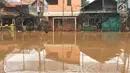 Suasana lapangan futsal di kawasan Rawajati, Jakarta, Selasa (6/2). Banjir yang merendam kawasan tersebut menyebabkan lumpur dan sampah mengendap di setiap sudut sehingga mengganggu aktivitas warga. (Liputan6.com/Immanuel Antonius)