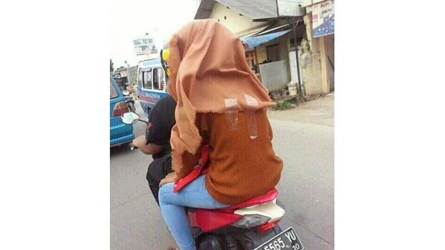 6 Kelakuan Kocak Cewek di Jalan Raya Ini Bikin Geregetan