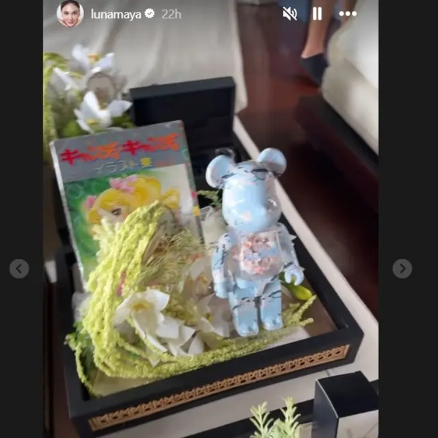 Luna Maya Beri Seserahan Balasan untuk Maxime Bouttier, Isinya Ada Komik Jadul sampai Mainan Beruang.  (dok.Instagram @bouttiier_maxime/https://www.instagram.com/stories/bouttier_maxime/3627678802727415289/Henry)