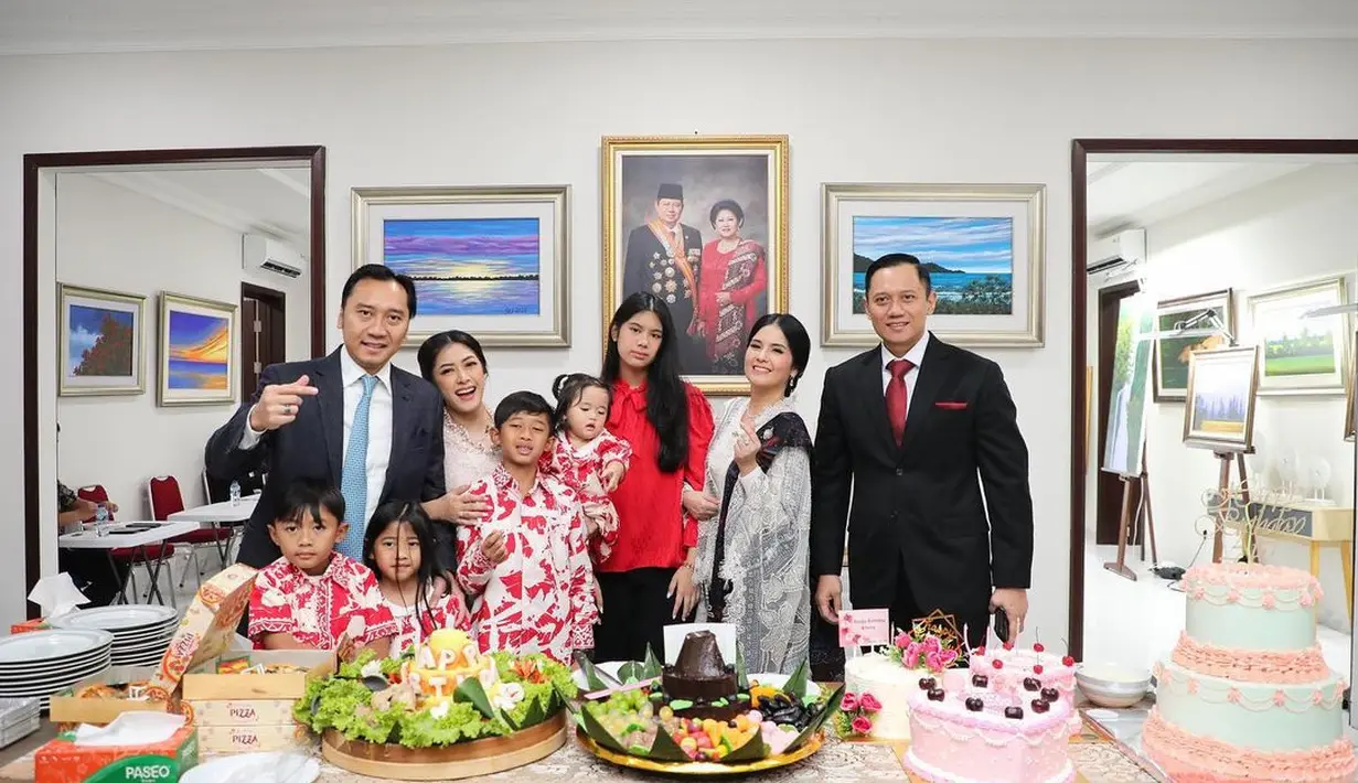 <p>Meskipun dirayakan secara sederhana, namun kehadiran keluarga menghadirkan suasana hangat yang tak terbantahkan. [Foto: Instagram/ Agusyudhoyono]</p>