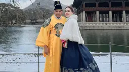 Pemotretan mereka juga terasa semakin autentik berkat lokasi yang dipilih. Tempat tersebut memiliki nuansa khas Korea masa lampau, memberikan kesan tradisional yang begitu kuat. Jennifer dan Faisal tampak serasi, seolah benar-benar menjadi bagian dari istana kerajaan. (Liputan6.com/IG/@jeje_haris89)