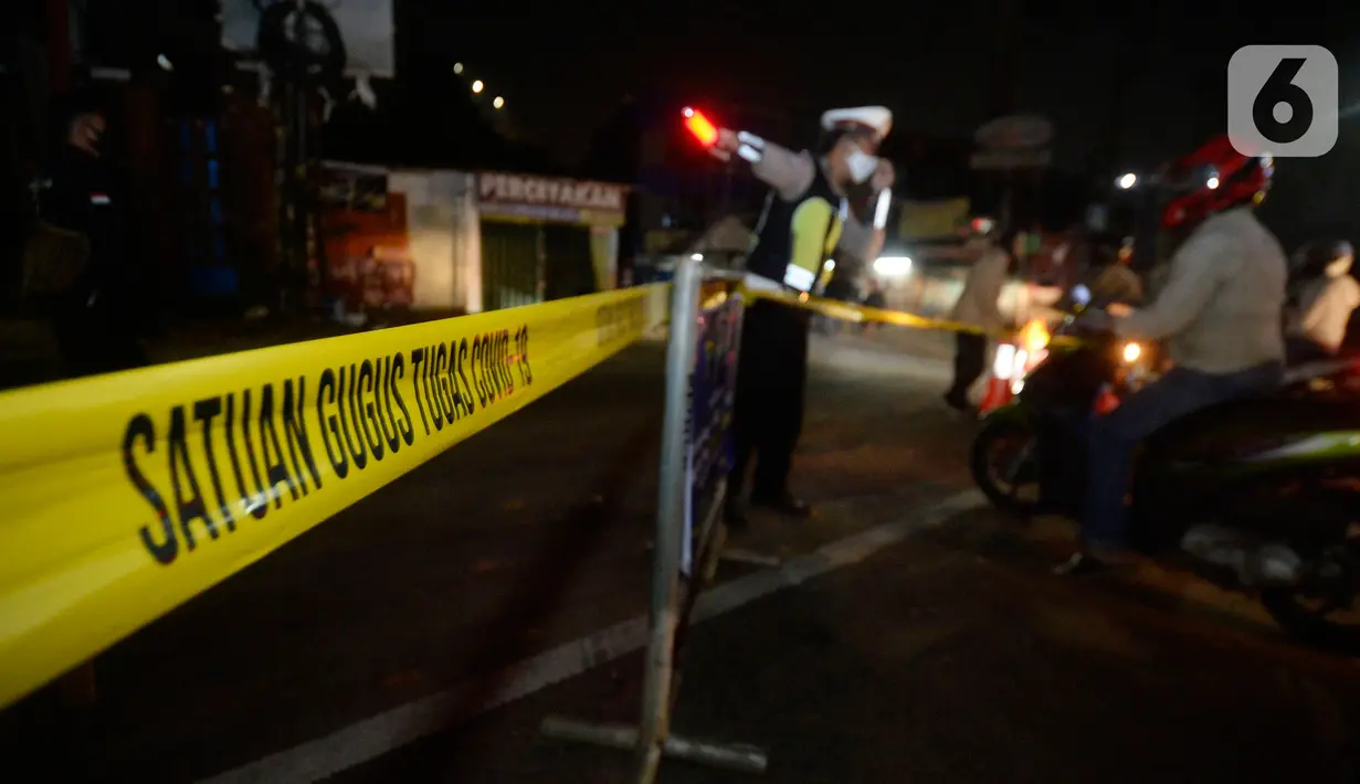 Polisi dibantu Satpol PP dan Dishub mengatur lalu lintas pengalihan arus di depan RS Sari Asih, Tangerang Selatan, Banten, Sabtu (9/5/2020). Pengalihan arus dalam rangka pelaksanaan PSBB untuk memutus penularan Covid-19 di wilayah Tangsel mulai jam 22.00 hingga 05.00. (merdeka.com/Dwi Narwoko)