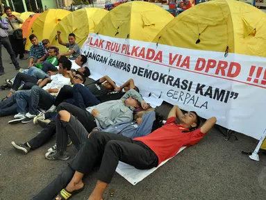 Puluhan massa berunjuk rasa sambil mendirikan beberapa tenda di depan gedung DPR RI, Jakarta, (23/9/14). (Liputan6.com/Miftahul Hayat)
