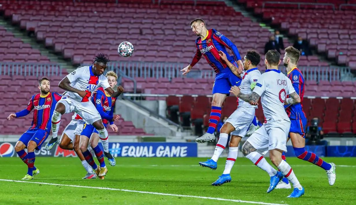 Pemain Paris Saint-Germain Moise Kean (tengah kiri) mencetak gol ke gawang Barcelona pada leg pertama babak 16 besar Liga Champions di Camp Nou, Barcelona, Spanyol, Selasa (16/2/2021). PSG menang 4-1. (AP Photo/Joan Monfort)