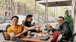 Ariel NOAH bersama teman-temannya menikmati sarapan pagi di hari pertama di Amsterdam, Belanda. (Foto: Instagram/@arielnoah)