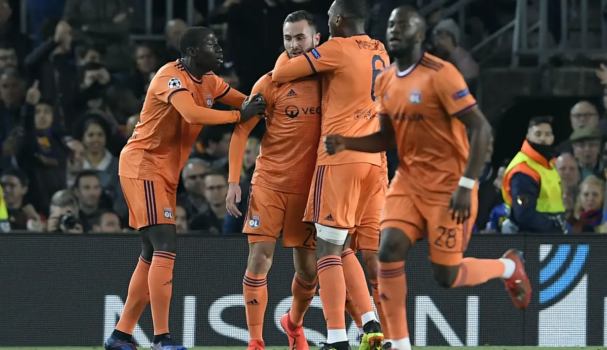 Perayaan gol Lyon pada leg kedua, babak 16 besar Liga Champions yang berlangsung di Stadion Camp Nou, Barcelona, Kamis (14/3). Barcelona menang 5-1 atas Lyon. (AFP/Josep Lago)