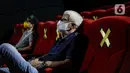 Pengunjung menonton film di salah satu bioskop Cinepolis di Jakarta Jumat (23/10/2020). Sejumlah bioskop di Ibu kota kembali beroperasi setelah mendapatkan izin dari Pemprov DKI Jakarta dengan jumlah penonton dibatasi maksimal 25 persen dari total kapasitas. (Liputan6.com/Faizal Fanani)