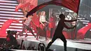 Hadirnya penari latar yang berkoreografi sangat mendukung lagu, suasana dan aksi panggung Taylor Swift pun makin semarak (Liputan6.com/Faizal Fanani)