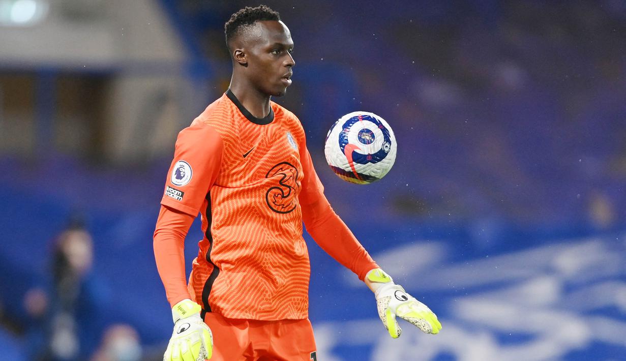 Edouard Mendy (Chelsea) - Penjaga gawang yang diboyong The Blues dari Rennes ini secara luar biasa langsung menunjukkan performa cukup impresif di bawah mistar. Kiper asal Senegal itu sukses menggusur posisi Kepa Arrizabalaga sebagai kiper utama di Chelsea. (Mike Hewitt/POOL/AFP)