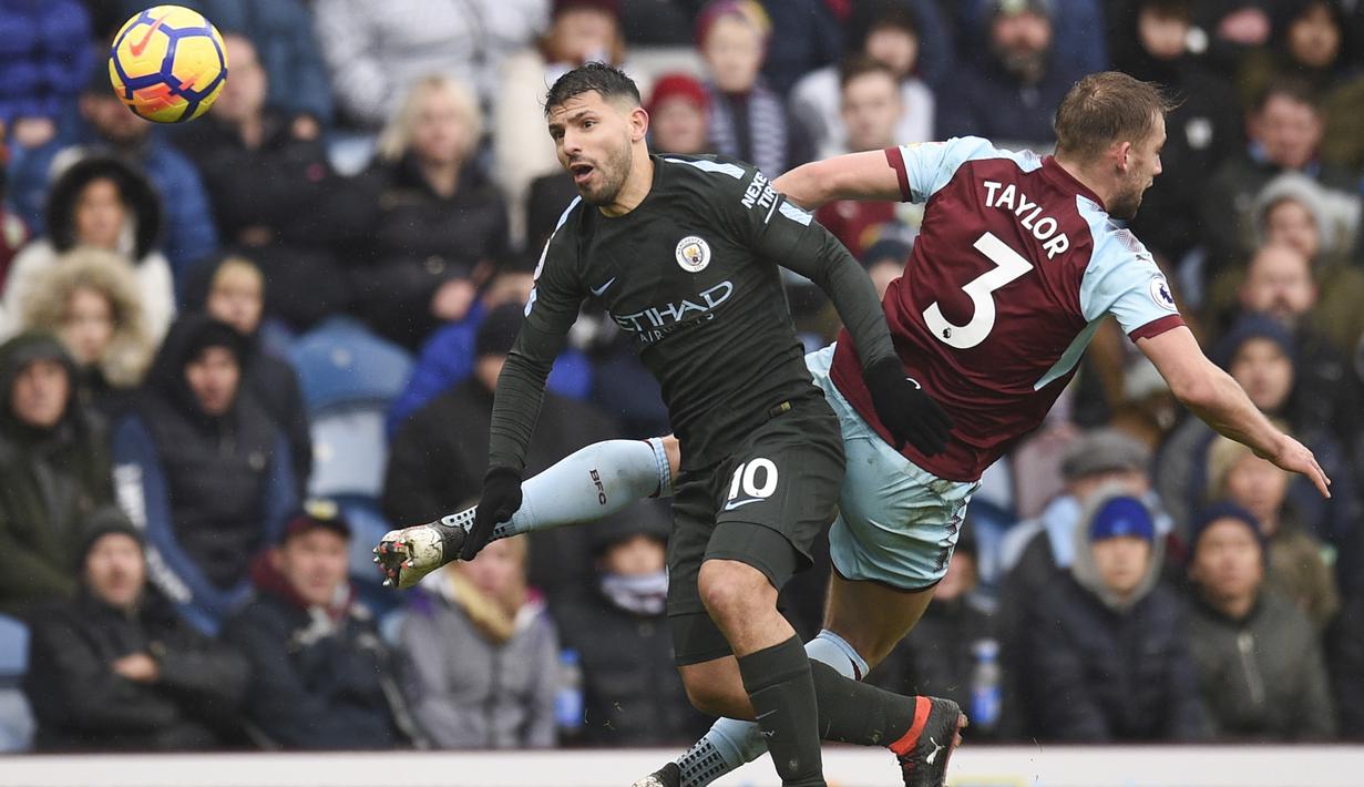 Duel pemain Manchester City, Sergio Aguero (kiri) dan pemain Burnley, Charlie Taylor pada lanjutan Premier League di Turf Moor Stadium, Burnley, (3/2/2018). Burnley tahan Manchester City 1-1. (AFP/Oli Scarff)
