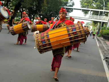 Seniman menampilkan kesenian Gendang Beleq dalam Parade Budaya Lombok Sumbawa 2016 di kawasan Thamrin, Jakarta, Minggu (17/7). Parade ini memperkenalkan seni dan budaya NTB menyambut kegiatan Visit Lombok Sumbawa tahun 2016. (Liputan6.com/Gempur M Surya)