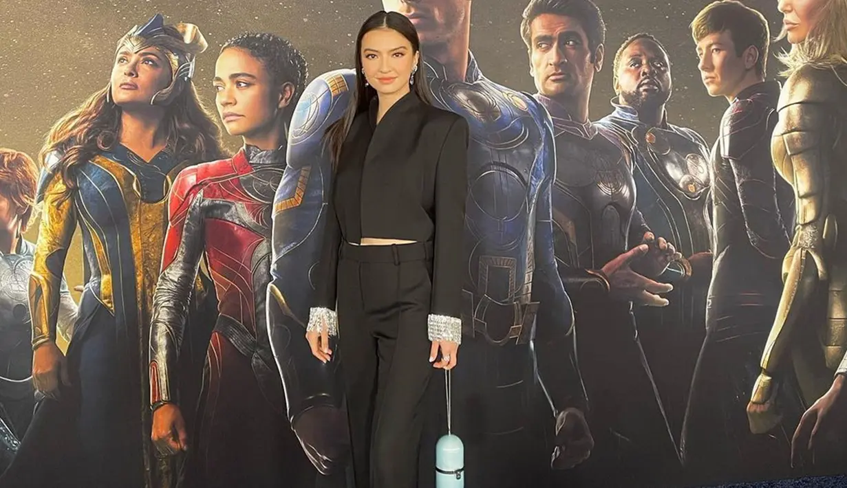 Penampilan wanita kelahiran 1985 saat menghadiri world premiere Eternals jadi sorotan. Setelan busana model croptop dengan detail di bagian tangan pun menambah anggun penampilannya. (Liputan6.com/IG/@ralineshah)
