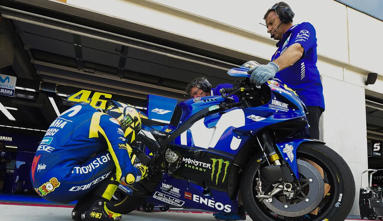 Pebalap Movistar Yamaha, Valentino Rossi, mengecek motornya saat sesi latihan MotoGP Aragon di Sirkuit Aragon, Spanyol, Sabtu (21/9/2018). Pada sesi latihan ini, pria Italia itu hanya menduduki posisi kesembilan. (AFP/Jose Jordan)