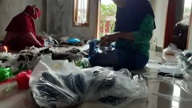Penjahit di Desa Sumampir, Rembang, Purbalingga, membikin ribuan masker gratis demi menangkal Covid-19. (Foto: Liputan6.com/Dok. Ina Farida)