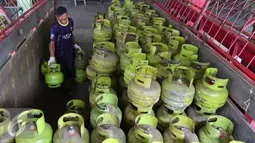 Pekerja memasukkan tabung gas LPG 3 kg ke dalam truk, Jakarta, Kamis (30/6). Kementerian ESDM memastikan tidak akan menaikan harga gas LPG 3 kg. (Liputan6.com/Angga Yuniar)