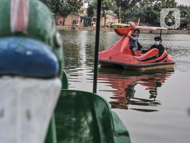 Warga saat mengendarai bebek-bebekan di Situ Citayam, Depok, Jawa Barat, Minggu (22/8/2021). Selama pandemi Covid-19 melanda, Situ Citayam menjadi wisata alternatif warga sekitar yang menawarkan wahana air seperti bebek-bebekan dan pemancingan. (merdeka.com/Iqbal S.Nugroho)