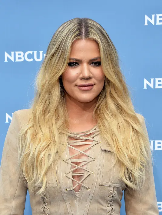 Khloe Kardashian sendiri berpose dan melakukan pengukuran untuk pembuatan patung lilinnya pada Juni 2017. (SLAVEN VLASIC  GETTY IMAGES NORTH AMERICA  AFP)