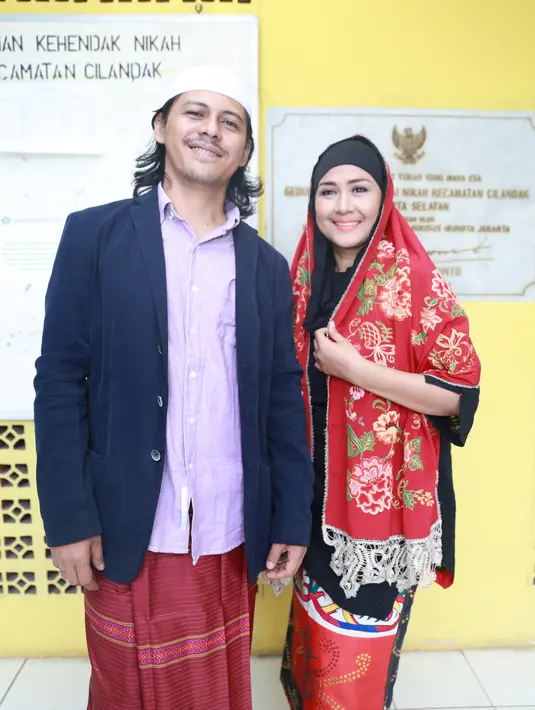 Akad nikah berlangsung sederhana di Kantor Urusan Agama (KUA) Lebak Bulus, Jakarta Selatan. Ada yang menggelitik sebelum resmi melakukan proses akad nikah. Maskawin pernikahannya tertinggal. (Adrian Putra/Bintang.com)