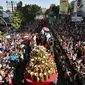 Ribuan warga berkumpul saat kendaraan hias yang ditumpangi Presiden Joko Widodo (Jokowi) dan Ibu Negara, Iriana Joko Widodo selama Karnaval Kemerdekaan Pesona Parahyangan 2017 melintas di pusat Kota Bandung, Sabtu (26/8). (Liputan6.com/Johan Tallo)