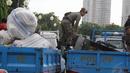 Sejumlah lapak dan barang dagangan milik PKL liar di kawasan Monas kembali disita petugas, Jakarta, Kamis (4/12/2014). (Liputan6.com/Faizal Fanani)