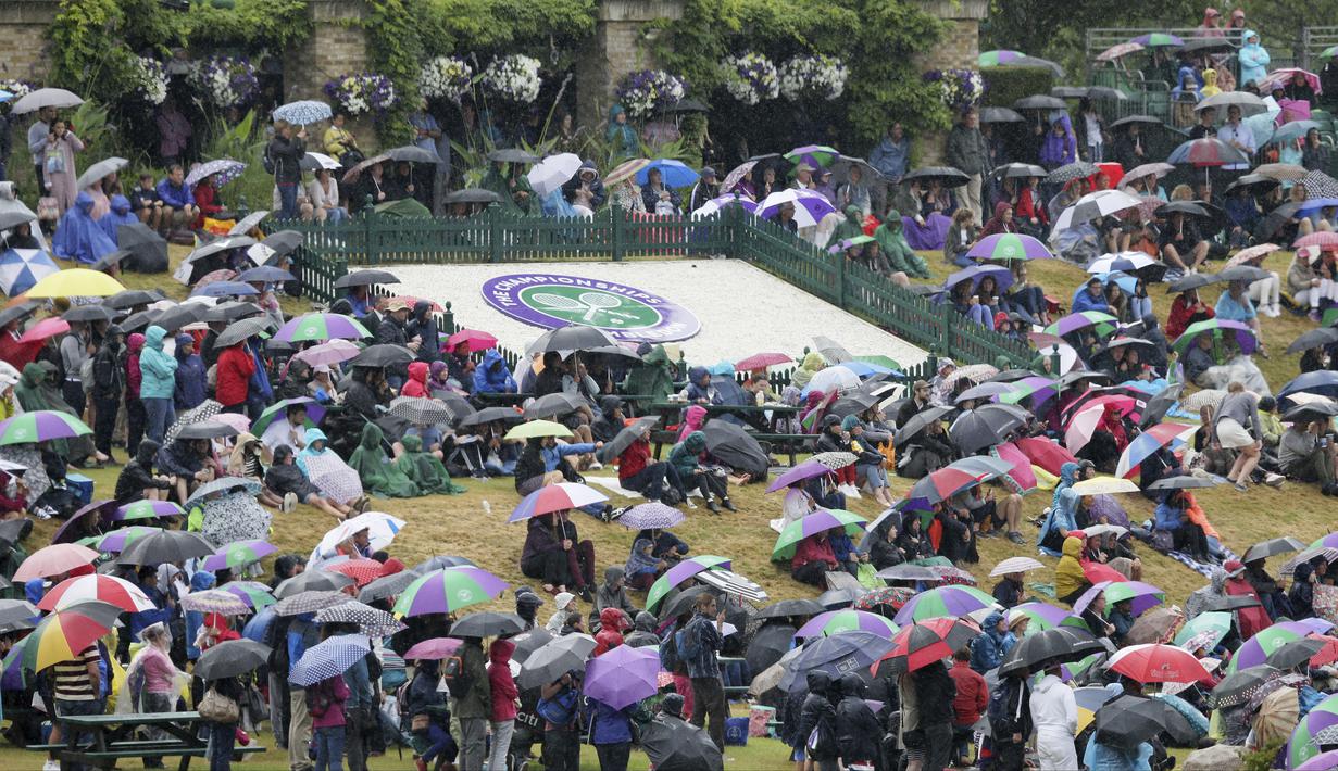 Suasana diluar stadion saat penonton berkumpul menyaksikan laga antara Johanna Konta melawan Simona Halep lewat layar besar di The All England Lawn Tennis Club, London, (11/7/2017). (AP/Kirsty Wigglesworth)