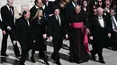 Presiden Argentina Javier Milei (tengah) berjalan bersama saudara perempuannya Karina Milei (kedua kiri) saat mereka tiba menjelang upacara pemakaman mendiang Paus Fransiskus di Lapangan Santo Petrus, Vatikan, 26 April 2025. (Filippo MONTEFORTE/AFP)