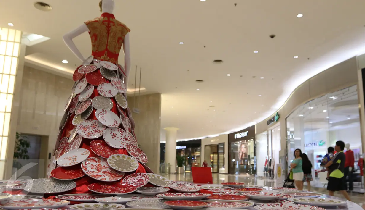 Sebuah busana dengan desain unik bernuansa Imlek dipamerkan di Senayan City, Jakarta, Jumat (5/2/2016). Senayan City menyambut perayaan Tahun Baru Cina (Imlek) dengan tema Lunar New Year "Oriental Red". (Liputan6.com/Herman Zakharia)