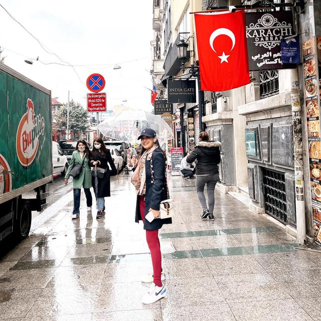 7 Potret Oline Mendeng Saat Liburan Ke Luar Negeri Ini Tampil Menawan