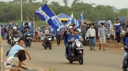 Suporter Persib mengibarkan bendera saat menuju Stadion Pakansari, Kab Bogor, Minggu (21/8). Persib akan melakoni laga lanjutan Torabika Soccer Championship presented by IM3 Ooredoo melawan PS TNI. (Liputan6.com/Helmi Fithriansyah)