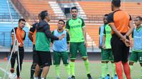 Aji Santoso memimpin latihan Persebaya Surabaya di Stadion Gelora Bung Tomo, Rabu (6/11/2019). (Bola.com/Aditya Wani)