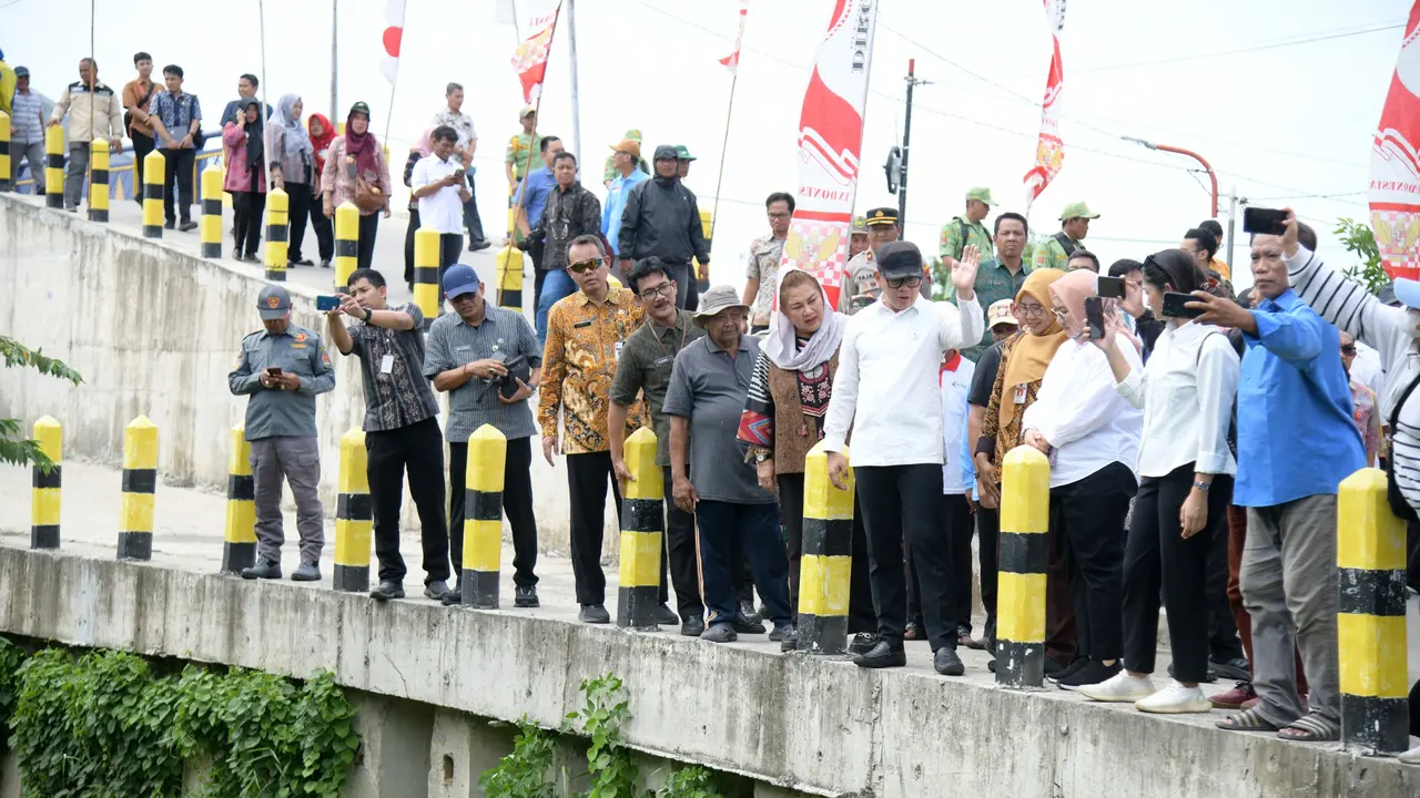 Wamendagri bersama Wali Kota Semarang saat melihat kondisi saluran Sungai Bringin. (Foto: liputan6.com/ Felek Wahyu)