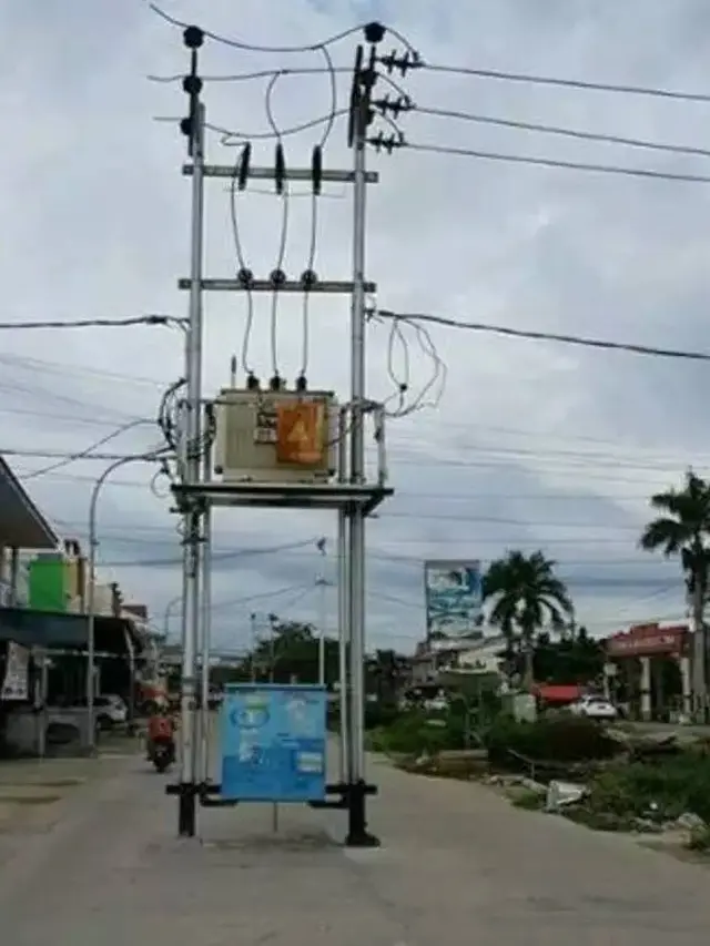 7 Potret Tiang Listrik di Lokasi yang Tidak Semestinya Ini Bikin Geleng Kepala