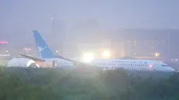 Pesawat milik XiamenAir tergelincir dari landasan saat melakukan pendaratan di bandara internasional Manila, Filipina, Kamis (16/8). Pesawat tersebut berputar-putar di Manila selama sekitar satu jam sebelum mendarat. (AP/Bullit Marquez)