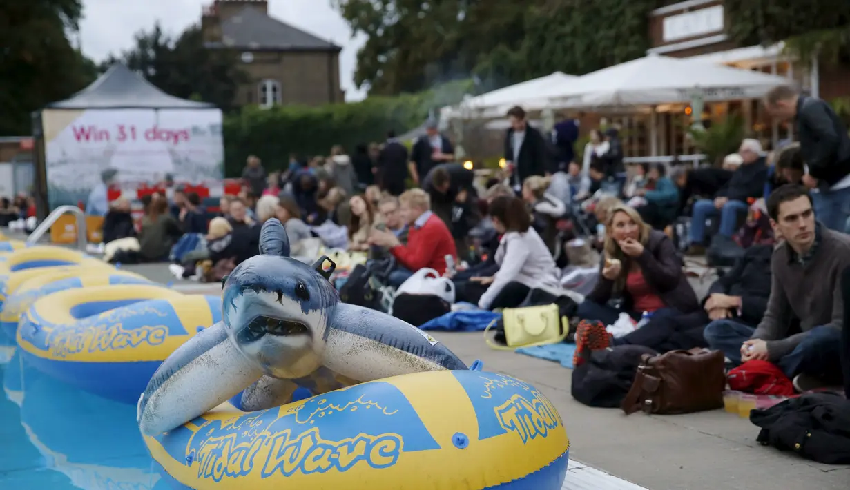 Sebuah ban karet berbentuk Hiu berada di atas ban karet saat pemutaran film  buatan sutradara Steven Spielberg "Jaws" dengan ban karet di kolama renang di Brockwell Lido, London, Inggris, Kamis (17/9/2015). (REUTERS/Luke MacGregor)