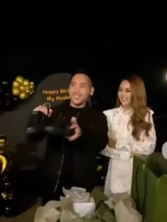 Tak hanya itu, Jenita Janet juga menyiapkan kado mahal untuk suaminya berupa sepatu berwarna hitam. (Foto: Instagram/@jenitajanet)