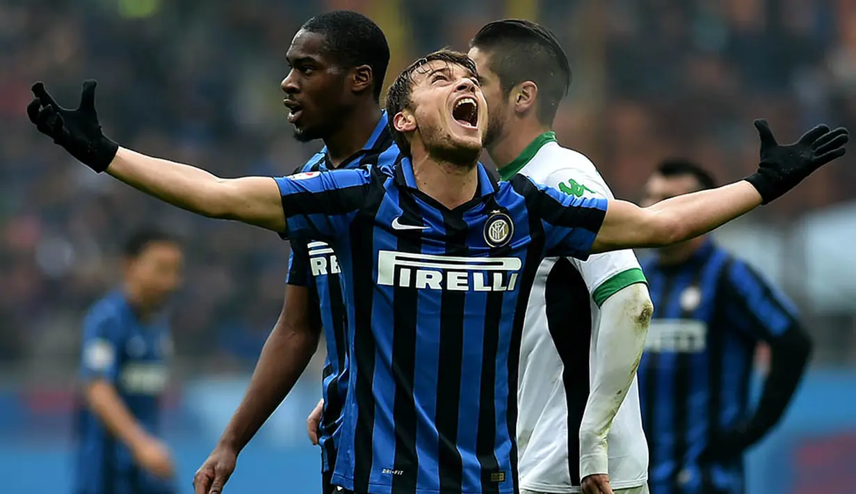 Striker Inter Milan, Adam Ljajic, berteriak kecewa usai timnya kalah dari Sassuolo 0-1 pada laga Serie A. Nerazzurri kini berada pada peringkat tiga klasemen Liga Italia. (AFP/Alberto Pizzoli)