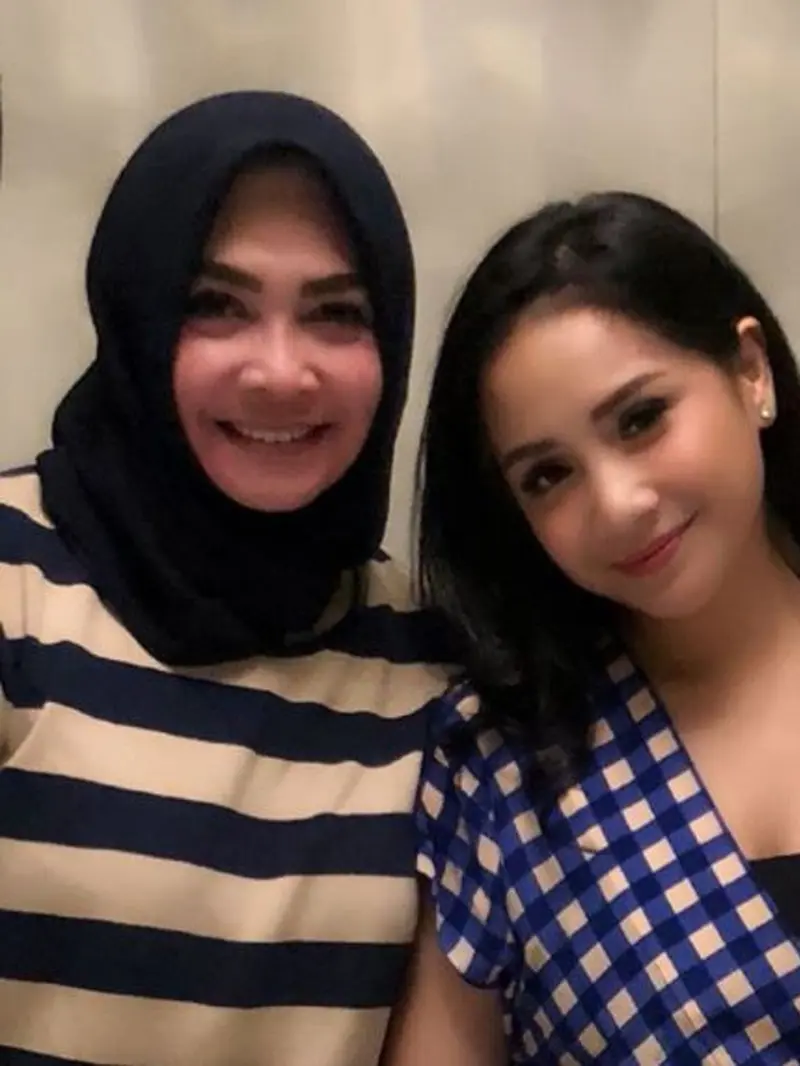 [Bintang] Rieta Amilia dan Nagita Slavina