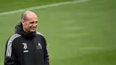Pelatih Juventus, Massimiliano Allegri menyaksikan pemainnya berlatih selama sesi latihan di tempat latihan Continassa di Turin, Italia (15/3/2022). Juventus akan menghadapi Villarreal pada leg kedua babak 16 besar Liga Champions di Allianz Stadium. (AFP/Marco Bertorello)