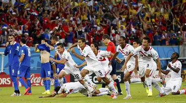 Selebrasi pemain Timnas Kosta Rika usai menggusur Yunani 1-1 (5-3) di laga 16 besar Piala Dunia 2014 di Stadion Pernambuco, Recife, (30/6/2014). (REUTERS/Yves Herman) 