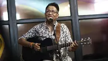 Penyanyi legendaris Andre Hehanusa saat tampil dalam #KLYLounge di Kantor KLY, Jakarta, Jumat (14/9). Di usianya yang sudah 54 tahun, Andre masih produktif menghasilkan sejumlah karya. (Liputan6.com/Herman Zakharia)