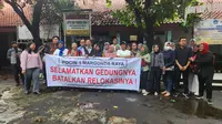 Orang tua siswa bersama kuasa hukum menolak relokasi SDN Pondok Cina 1 di Jalan Raya Margonda, Kota Depok. (Liputan6.com/Dicky Agung Prihanto)