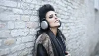 Ilustrasi Mendengarkan Musik Credit: pexels.com/Andrea