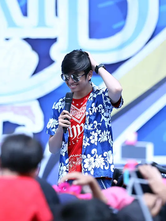 Tidak peduli dengan panas matahari yang menyengat kulitnya. Penggemar sinetron tersebut rela berdesak-desakan demi ketemu langsung dengan tokoh-tokoh yang di idolakan. (Nurwahyunan/Bintang.com)